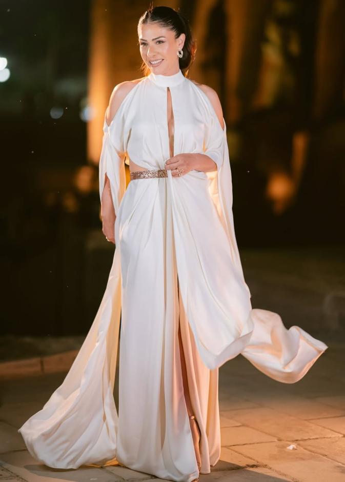 بسمة ترتدي فستانا رقيق بصيحة الـCut out3