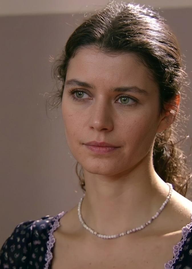 بيرين سات في دور فاطمة