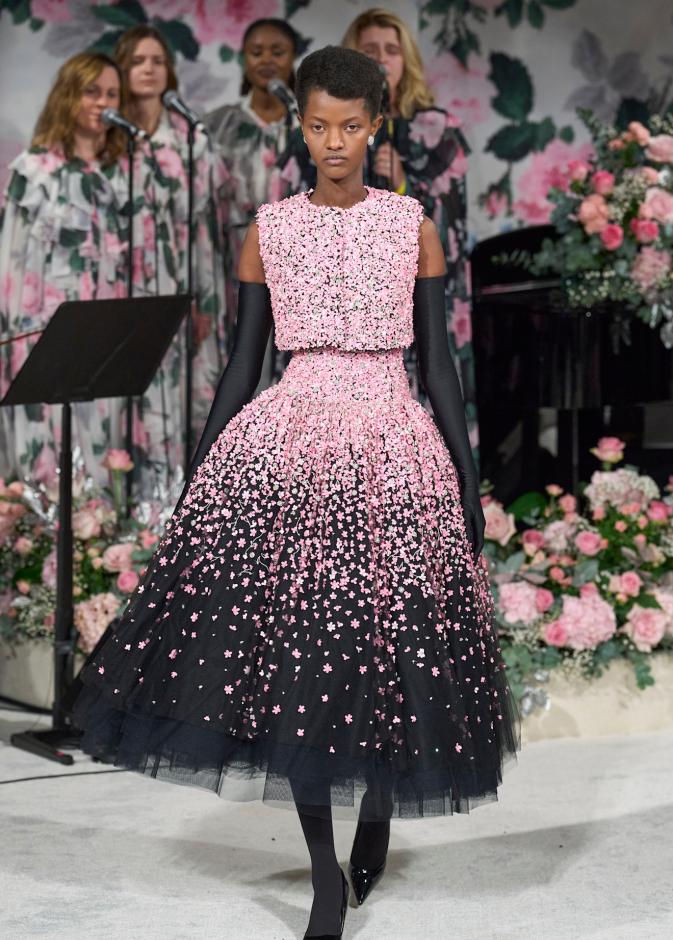 تصميم يحاكي إطلالات الستينات من Richard Quinn