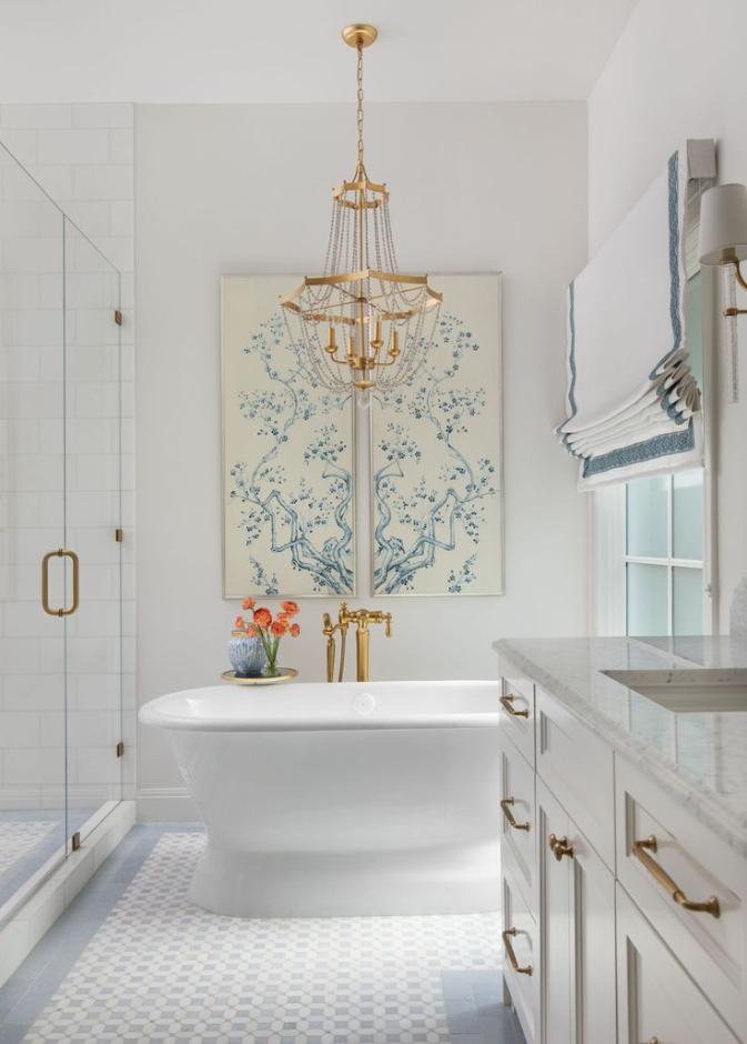 تعليق عمل فني فوق البانيو، بمنح الحمام طابعًا أكثر شخصية