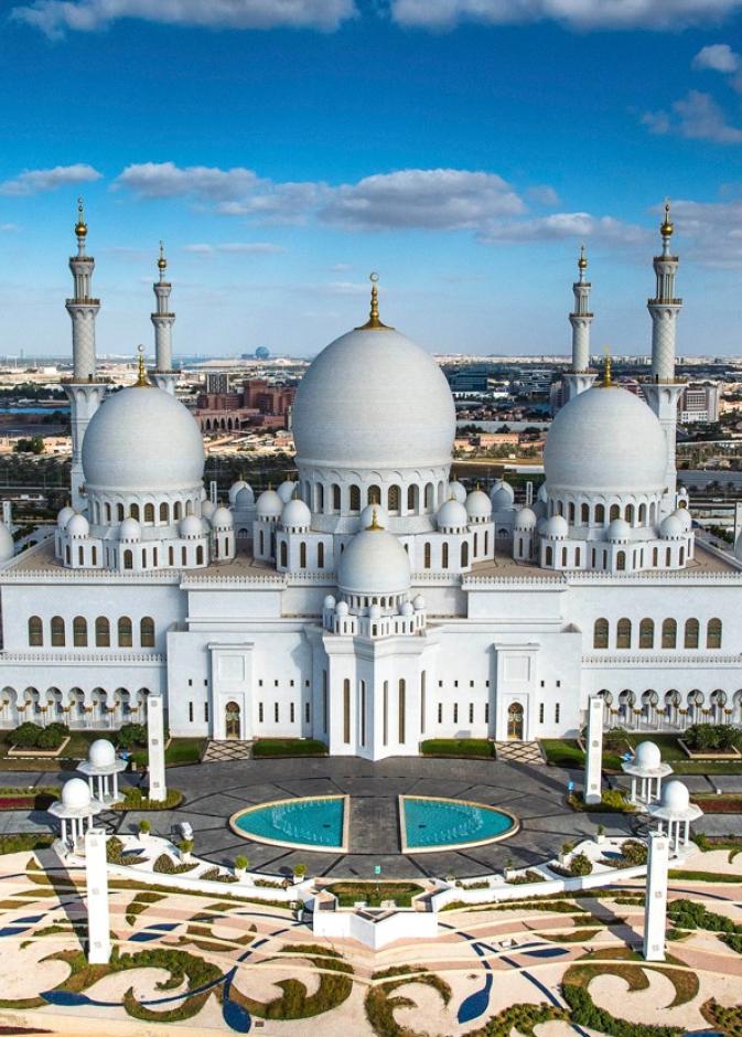 أبوظبي بوجهها الأصيل.. 8 وجهات ساحرة تأخذكِ في رحلة عميقة بين التاريخ والفخامة