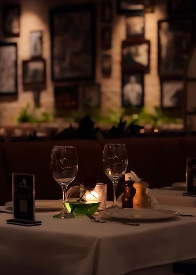 رحلة مذاق لا تُنسى أفخم مطاعم الرياض لتجربة عشاء استثنائية