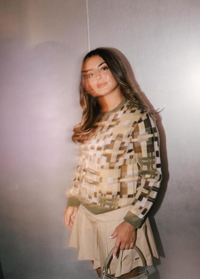 جود عزيز تُعيد تعريف الأناقة بالتنورة ذات الكسرات