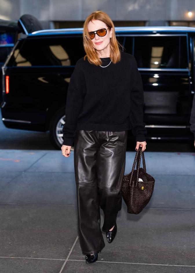 جوليان مور ببنطال الجلد الواسع مع بلوزة صوفية مريحة