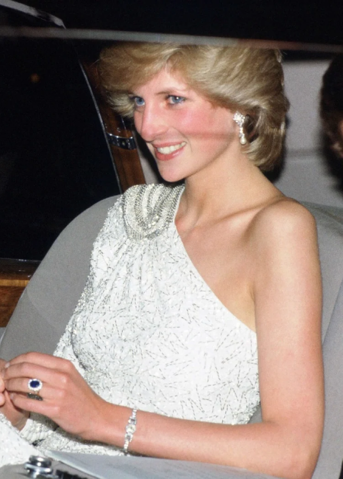 خاتم خطوبة الأميرة ديانا Princess Diana الياقوتي الأزرق والمستوحى من إرث عائلي ملكي