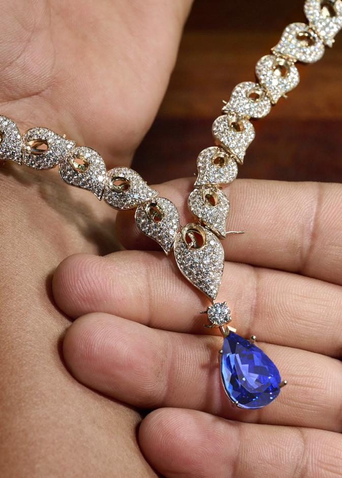 دار معوض Mouawad تكشف النقاب عن طقم المجوهرات الراقية Ivy Tanzanite