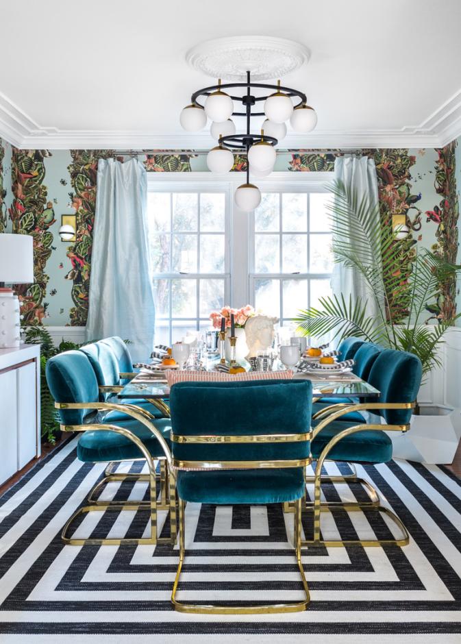 دمج القطع المعاصرة مع اتجاهات كلاسيكية يمنح المنزل شخصية أكثر دفئًا وثراءً