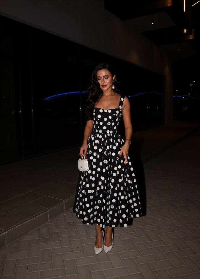 ديما الأسدي بفستان أسود بنقاط البولكا البيضاء