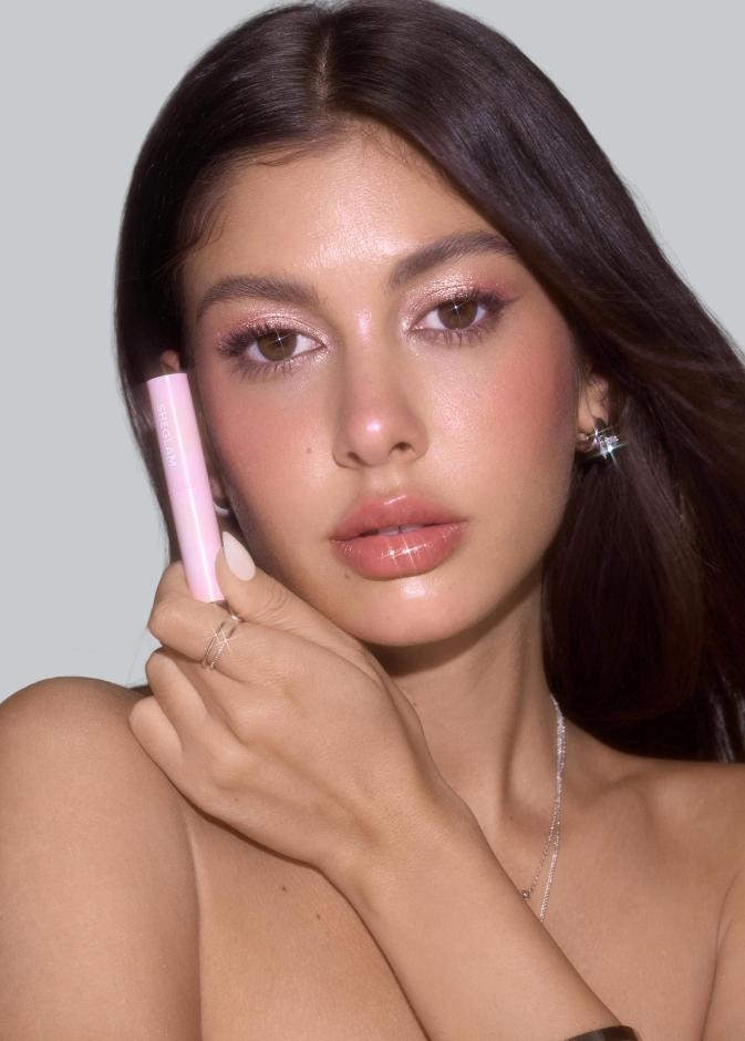 مكياج يُشبه انعكاس النجوم على بشرتك ..إليك مستحضرات تمنحك الإشراقة