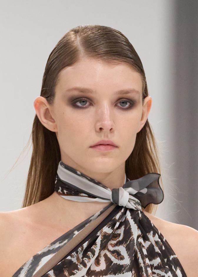 رسمات المكياج الاسود المات  من دار D.Exterior