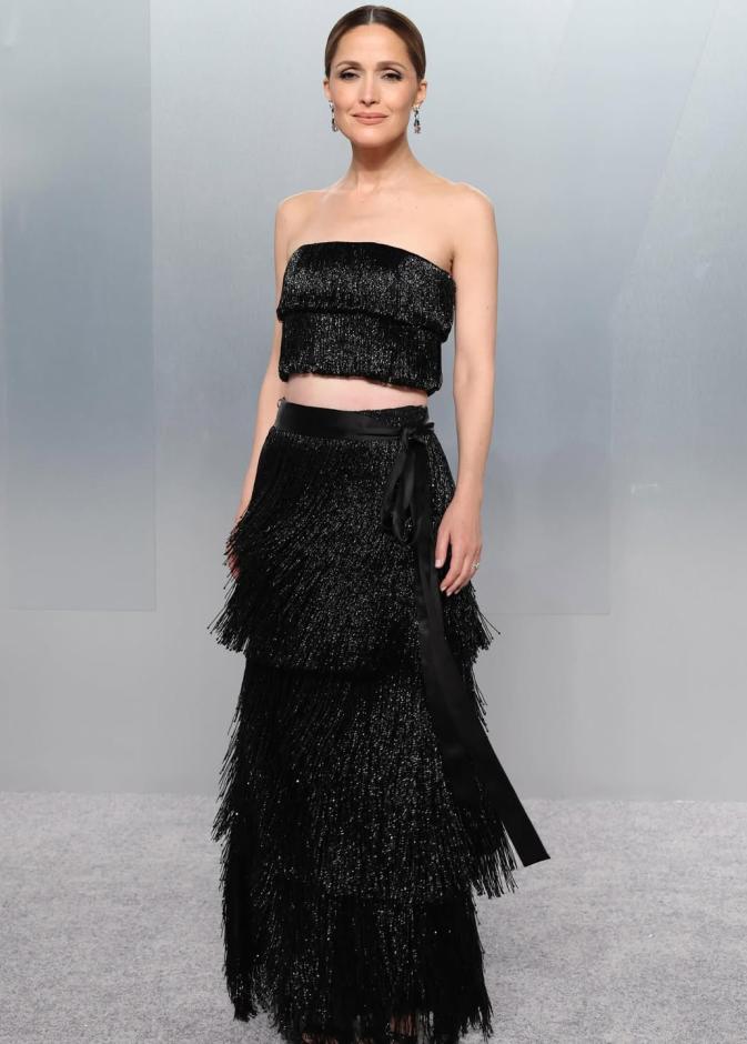 روز بيرن ترتدي طقما باللون الأسود الموحد