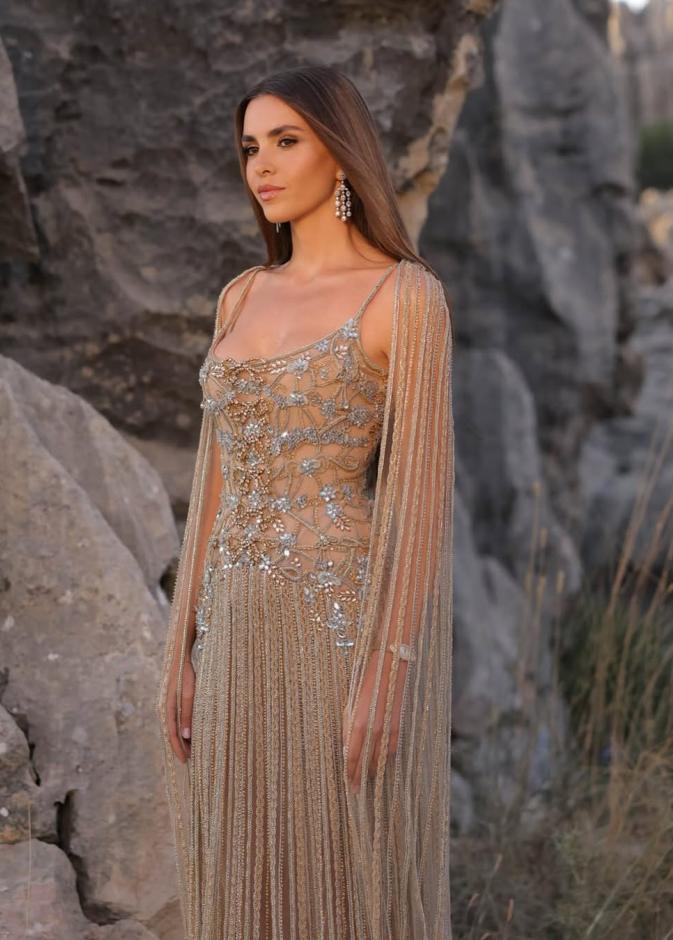 زين قطامي بفستان بدرجة لون نيود فاتحة