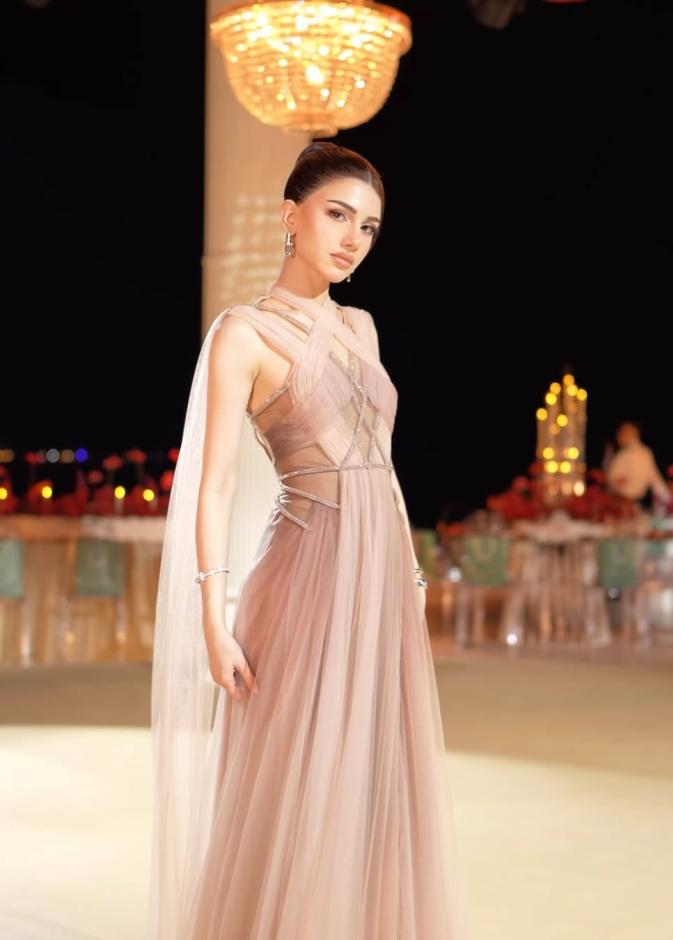 سيدرا عمارة بفستان سهرة أنيق بتدرجات ألوان النيود