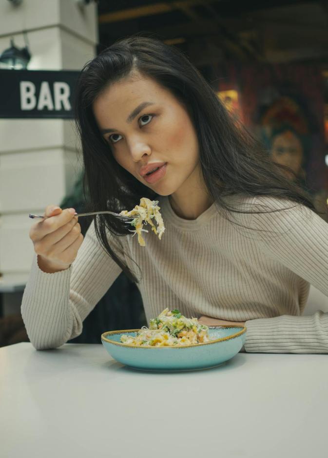 كيف تستمعين لإشارات الجوع والشبع الحقيقية للتحرر من الأكل الحدسي والحميات القاسية؟