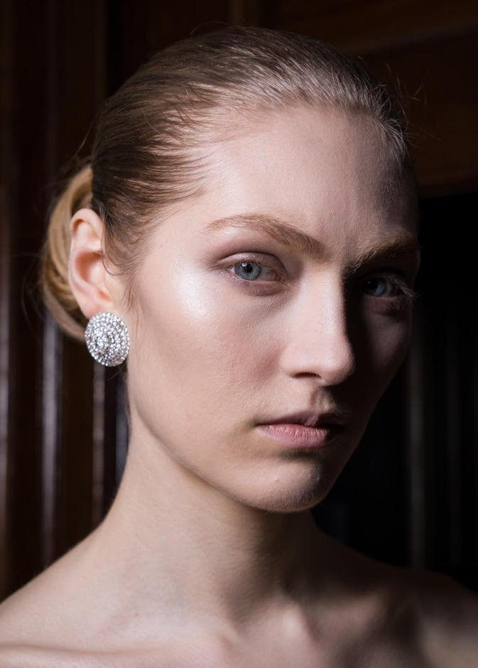 هل ماء الاستحمام يُخرّب روتين العناية ببشرتكِ؟ ... إليكِ الإجابة الحاسمة