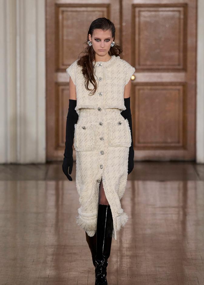 فستان بطابع كلاسيكي وتنسيق معاصر من ‏Huishan Zhang