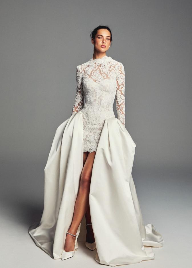 فستان زفاف مع أوفرسكيرت من مونيك لولييه