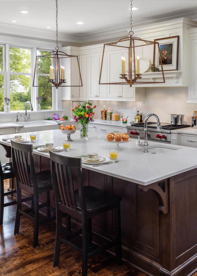 في كل مطبخ تقريبًا، توجد تلك المساحة المنسية أعلى الخزائن