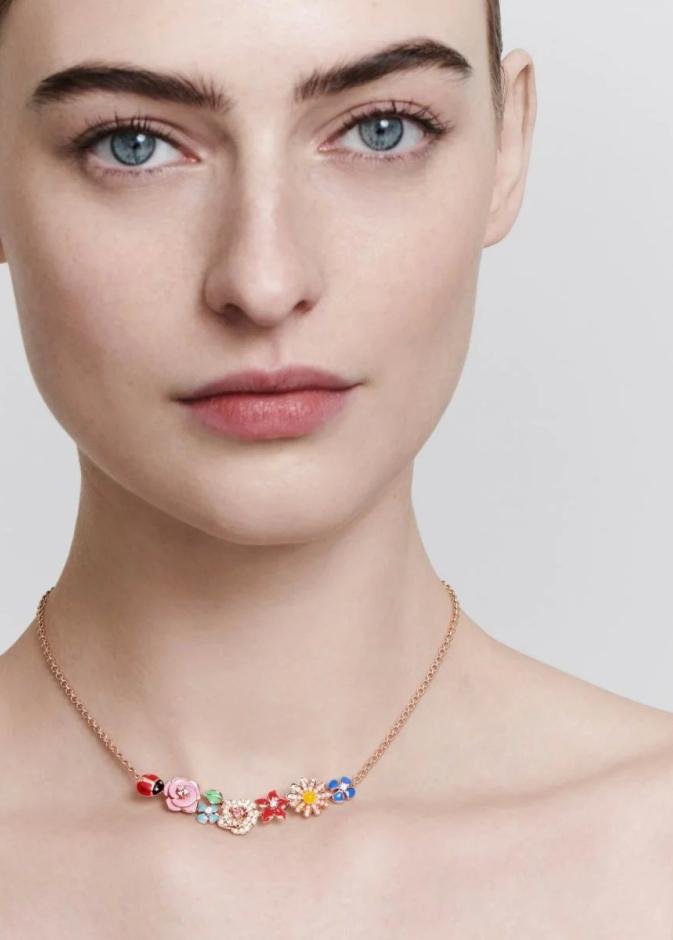 قلادة ديور من مجموعة DIORETTE من الذهب الوردي والماس والياقوت الوردي والورنيش الملون