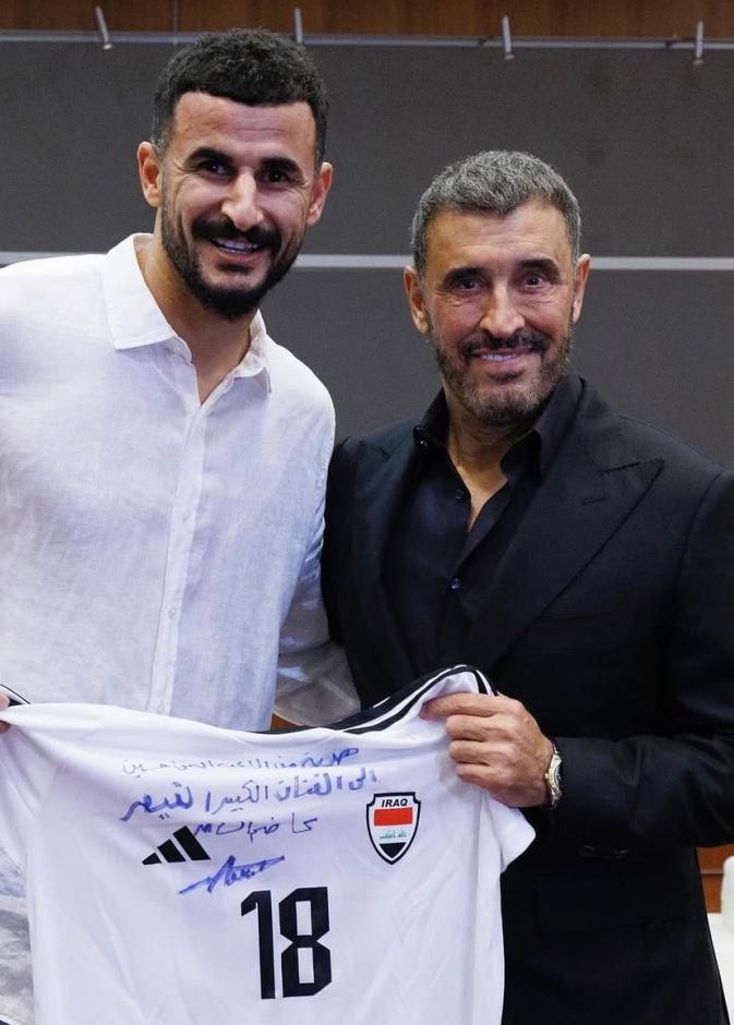 كاظم الساهر مع لاعب المنتخب العراقي أيمن حسين 