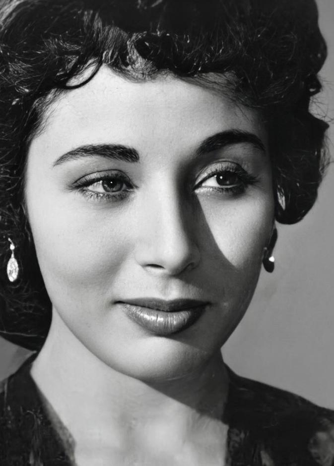 الفنانة المصرية البارزة لبنى عبد العزيز