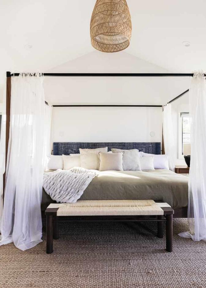 لتنسيق مثالي لسرير الكانوبيه، ينصحكِ الخبراء بمنح القطعة المميزة فرصة لتكون محور الغرفة