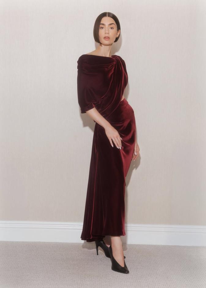 ليلي كولينز بفستان المخمل باللون البرغندي