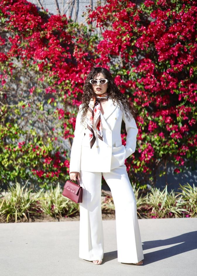 مايان السيد ببدلة كلاسيكية أنيقة باللون الأبيض