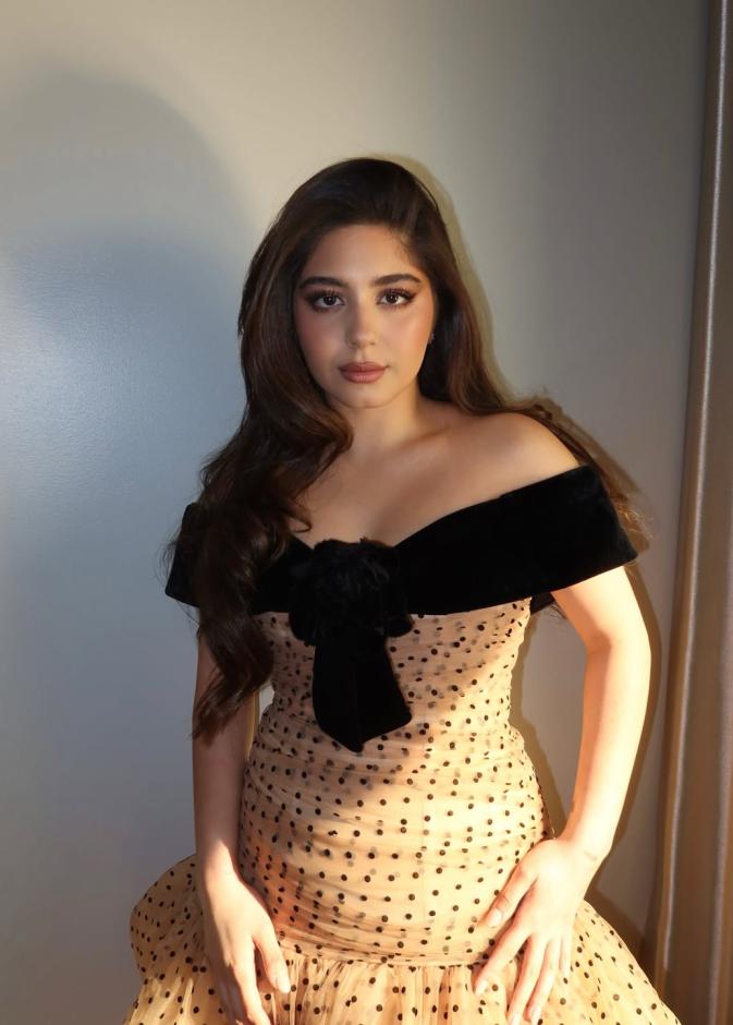 مايان السيد بفستان قصير بصبحة البولكا دوت