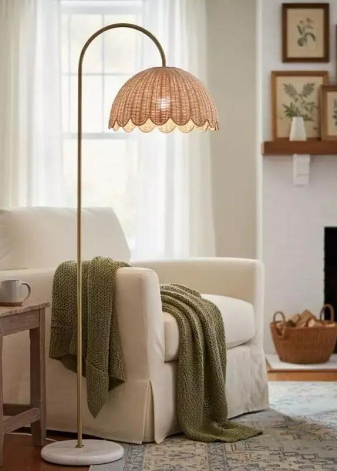 مصباح أرضي مميز التصميم من الخوص
