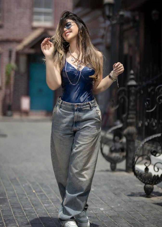 ميرنا جميل ببنطال الجينز الشاحب مع توب ضيق من الجلد