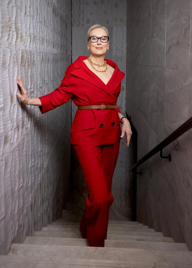 ميريل ستريب ببدلة بتصميم كلاسيكي باللون أحمر ناري