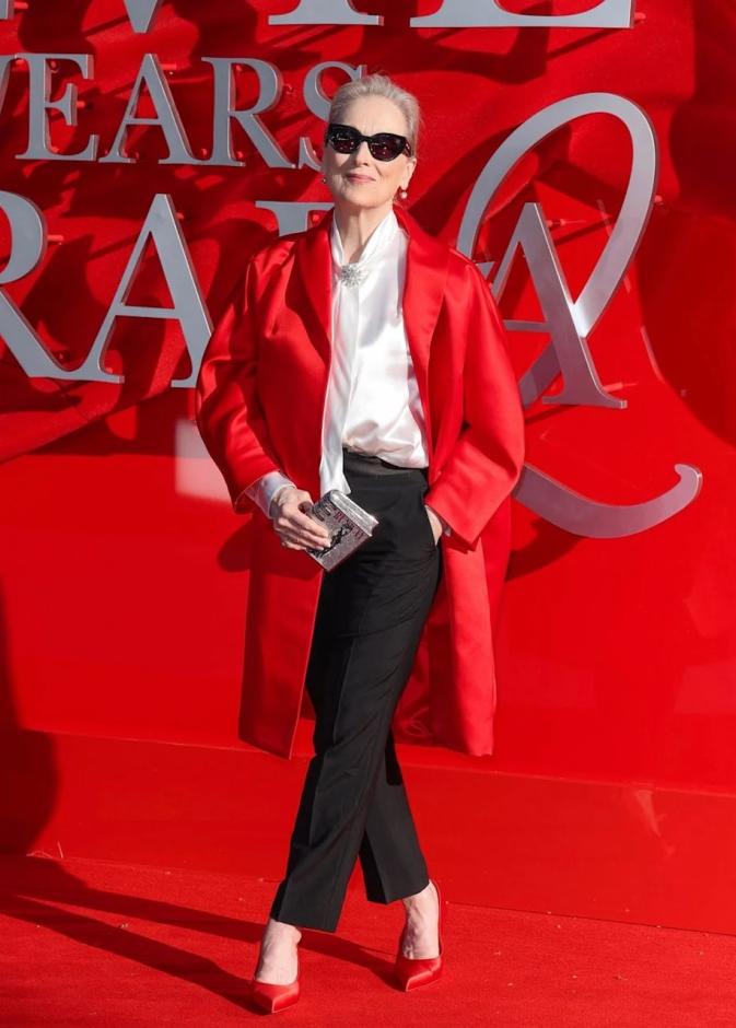 ميريل ستريب ببنطال وقميص وجاكيت أوفر سايز