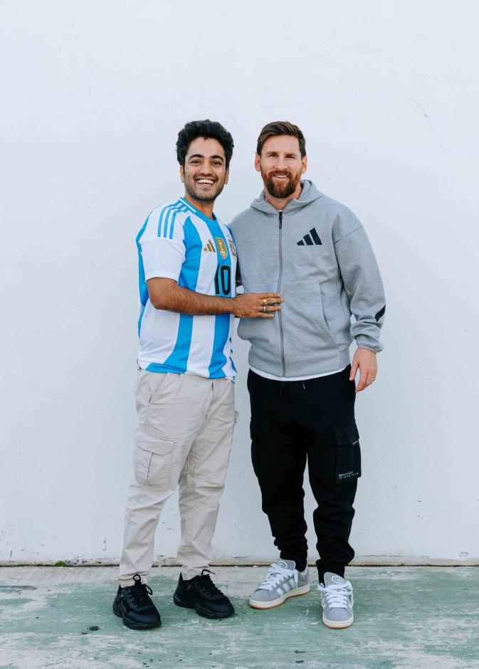 ميسى يدعم فريق عمل فيلم Blue52