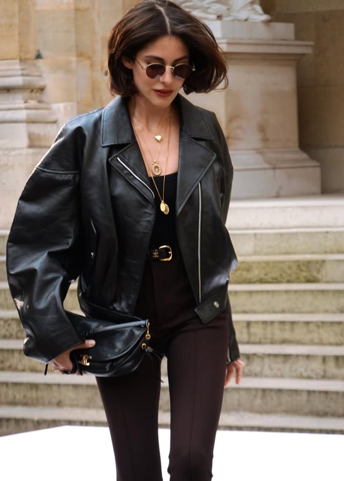 نور عريضة ببنطال وجاكيت منتفخ من الجلد الأسود