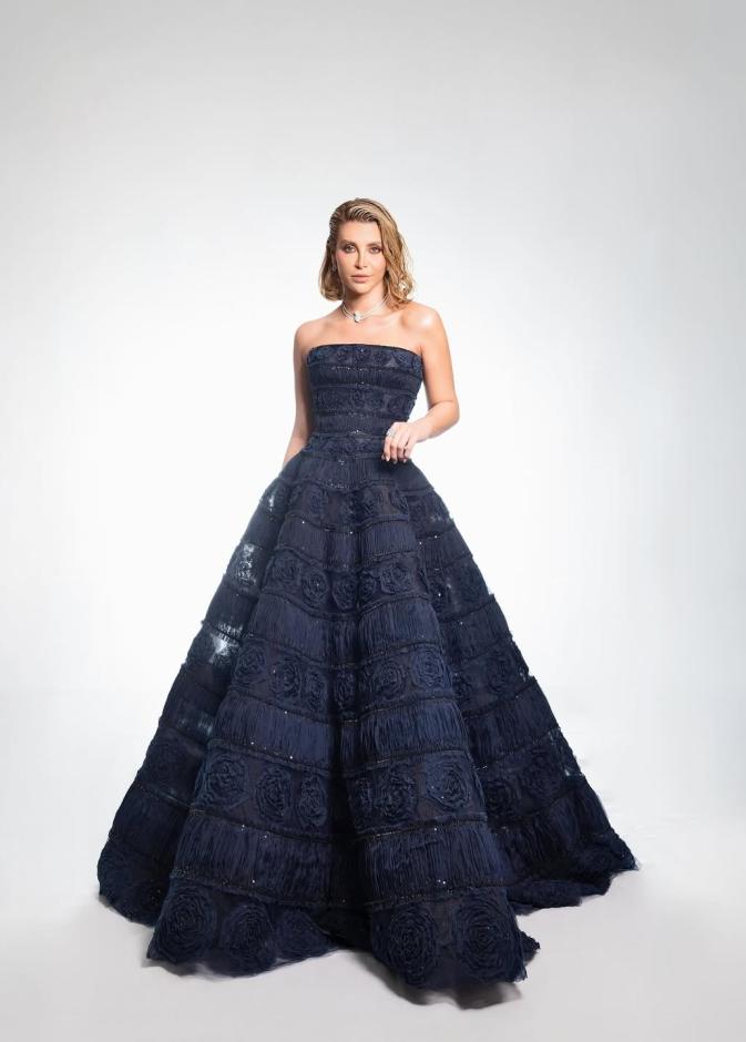 نور علي ترتدي فستانا بتصميم منتفخ من وحي الأميرات