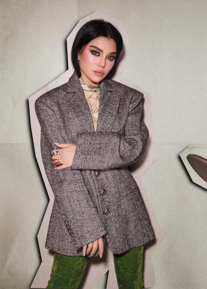 هيفاء وهبي ترتدي قميصا مقلما وبليزر أوفر سايز 