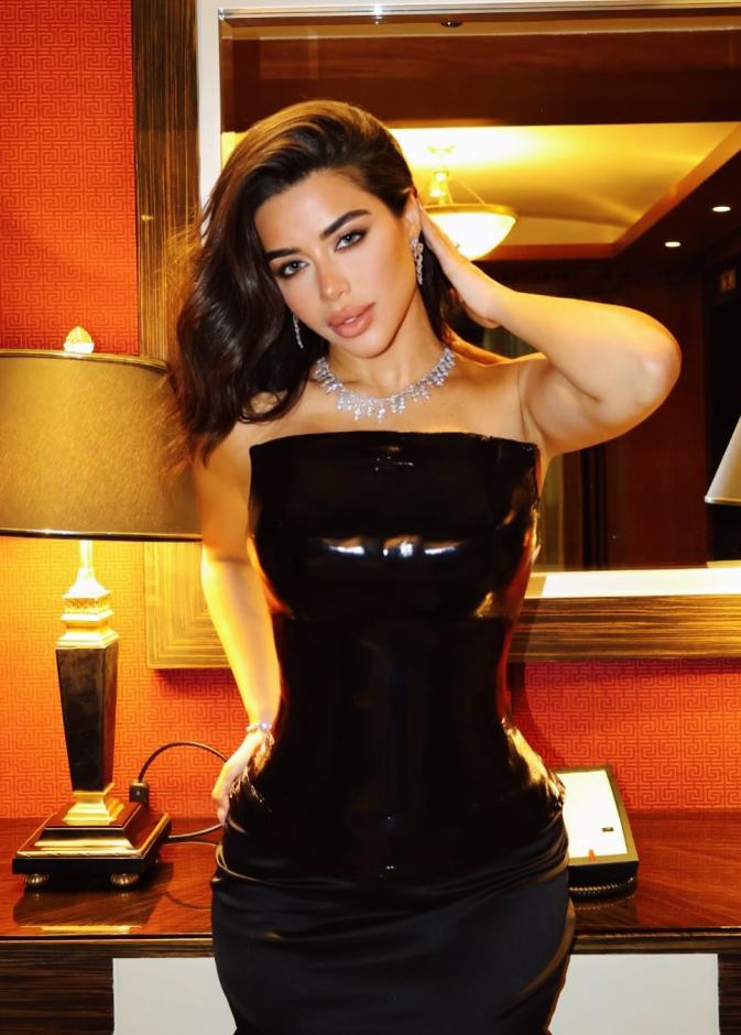 يارا السكري تتألق بمجوهرات عصرية تخطف الأنظار في أحدث ظهور