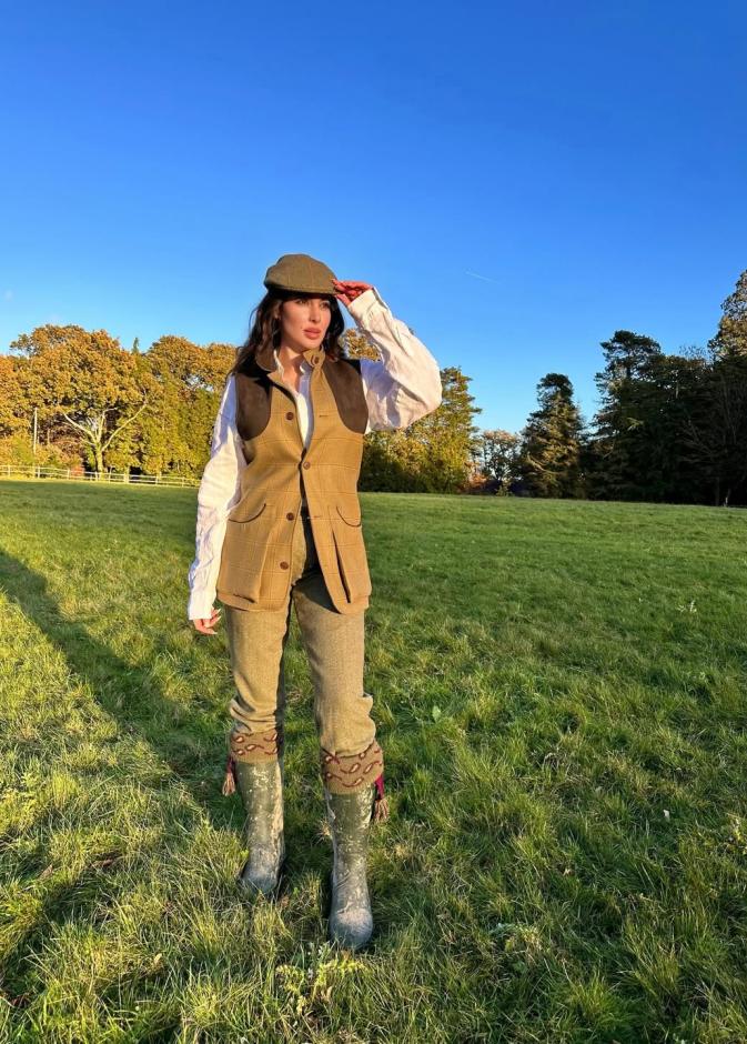 ياسمين صبري بالبنطال الكلاسيكي المنقوش