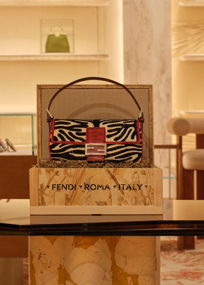 حقيبة ‏Baguette Re-Edition‏ من ‏Fendi‏ في إصدارها الجديد... مرآة لامرأة لا تشبه أحداً