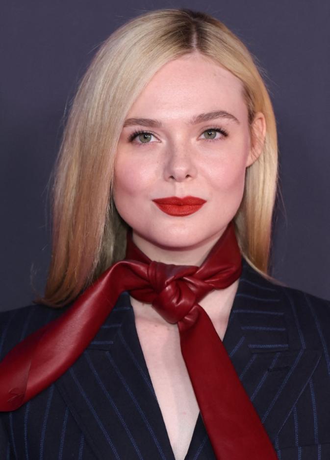 ألوان أحمر الشفاه الحمراء الفاتحة بأسلوب Elle Fanning