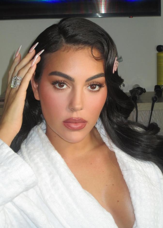 ألوان البلاشر الوردي مع التموجات الداكنة بأسلوب Georgina Rodríguez