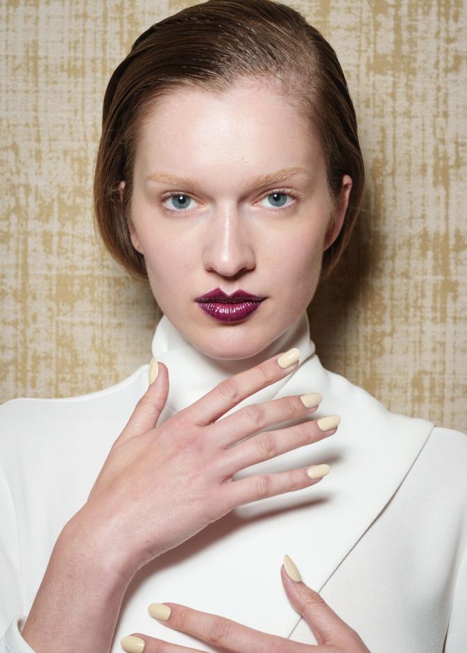 ألوان مناكير باستيل وصفراء من دار Edeline Lee