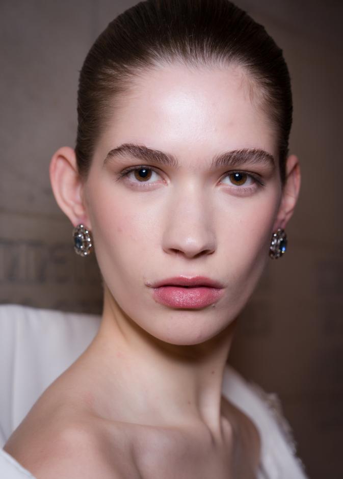  إزالة المكياج المقاوم للماء عن البشرة الدهنية