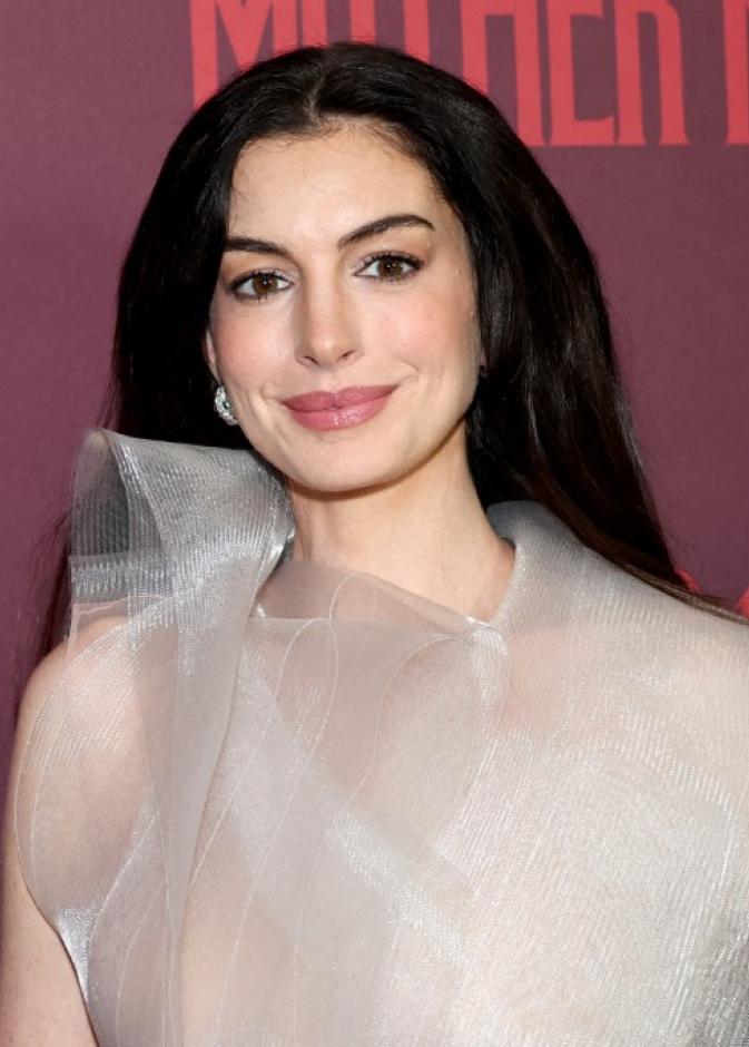  إطلالةAnne Hathaway بالمكياج المشمشي الفاتح مع الشفاه المشرقة