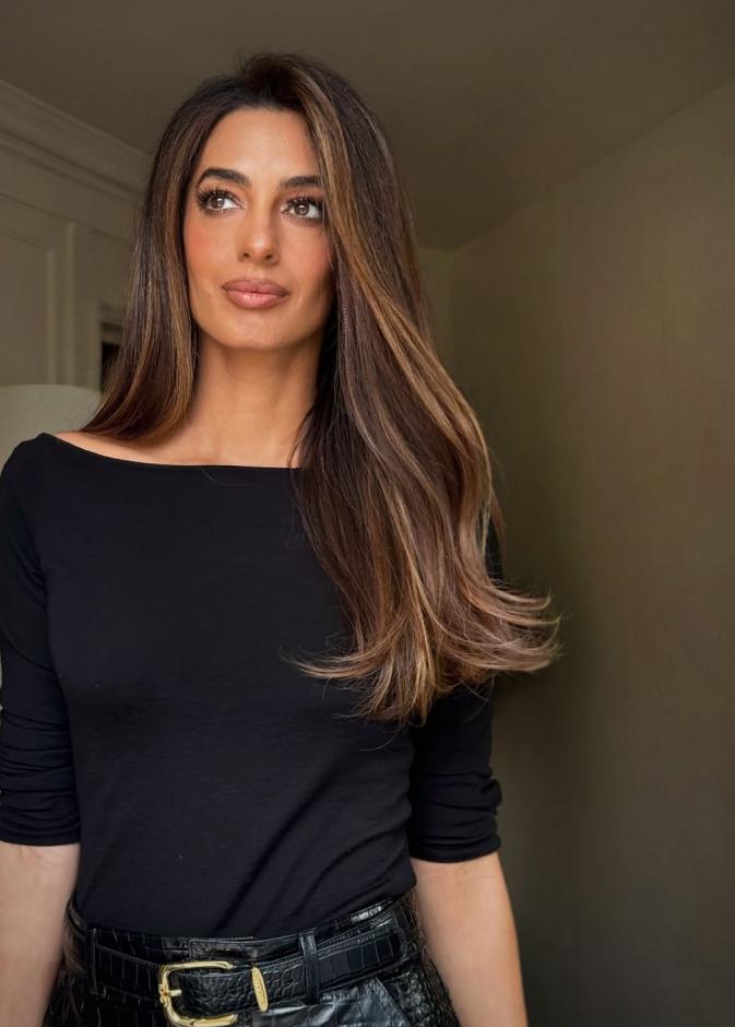 اطلالة أمل كلوني بمكياج برونزي ساحر- الصورة من حساب خبير الشعر Dimitris Giannetos