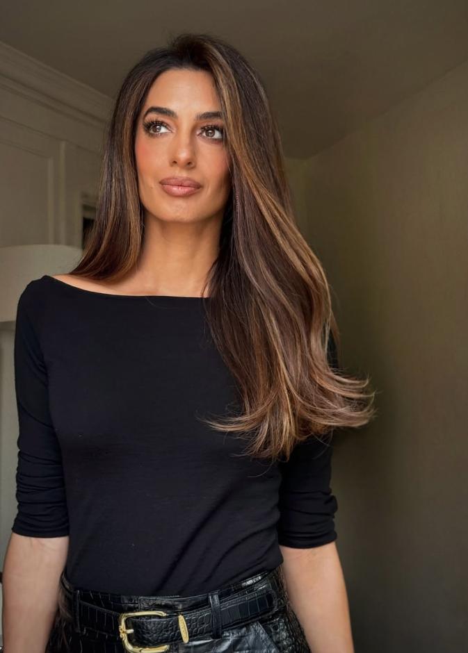 اطلالة أمل كلوني بمكياج برونزي ساحر- الصورة من حساب خبير الشعر Dimitris Giannetos