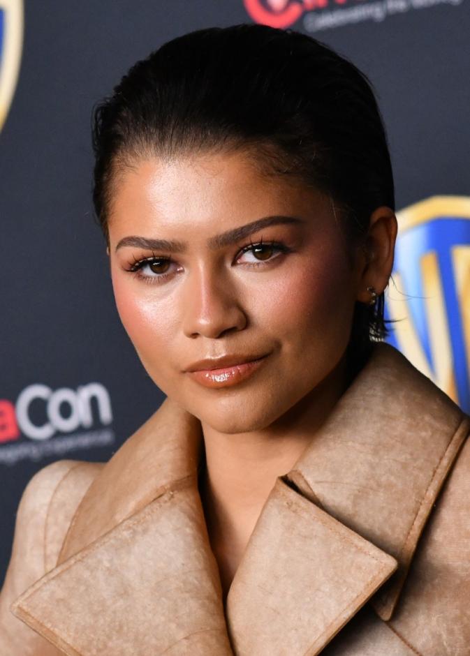 اطلالة النجمة Zendaya برسمات المكياج المشمشي