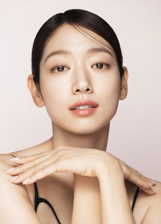 النجمة الكورية بارك شين هاي