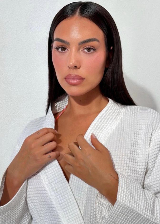 بلاشر الفراولة بأسلوب غولسي على طريقة جورجينا رودريغز